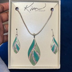 Unused beautiful green necklace with matching earrings to complete your outfit!